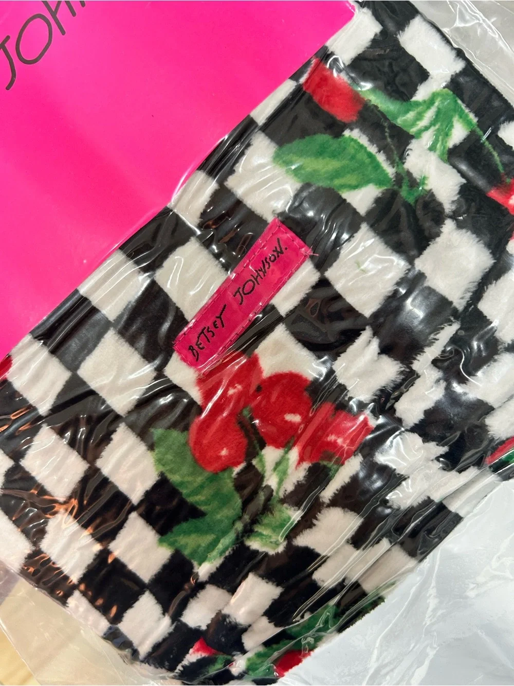🖤🍒 NIP Betsey Johnson checkered cherry throw blanket